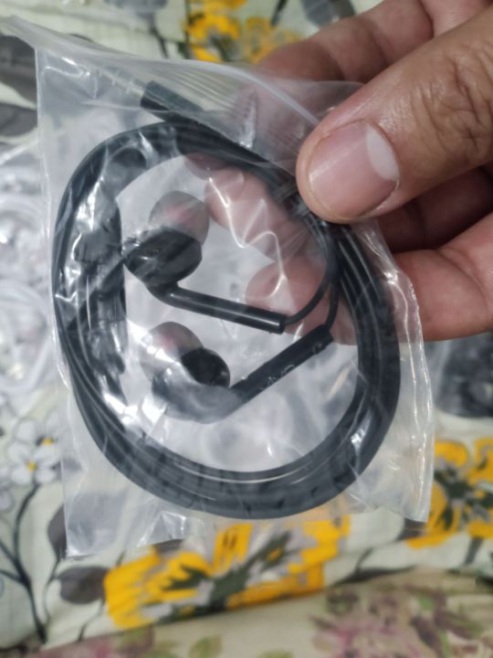 High-Quality%20Wired%20Earphones%20with%20Volume%20Control%20and%20Built-In%20Mic%20for%20Gaming%20and%20Streaming%20-%203.5mm%20Plug%20-%20Image%205