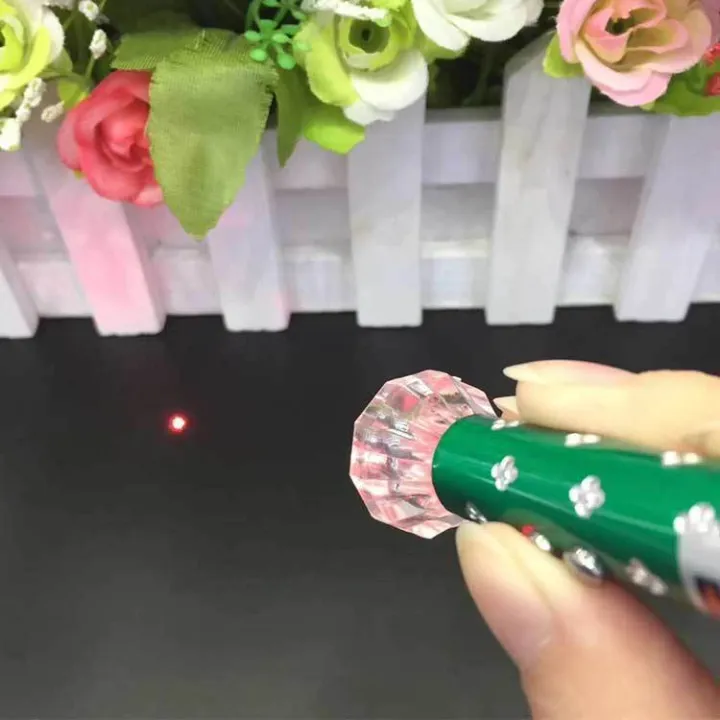 Laser%20Pointer%20LED%20Light%20Key%20Ring%20-%20Funny%20Cat%20Play%20Toy%20-%203%20in%201%20Best%20Entertainment%20Tool%20For%20Kids%20-%20Image%202