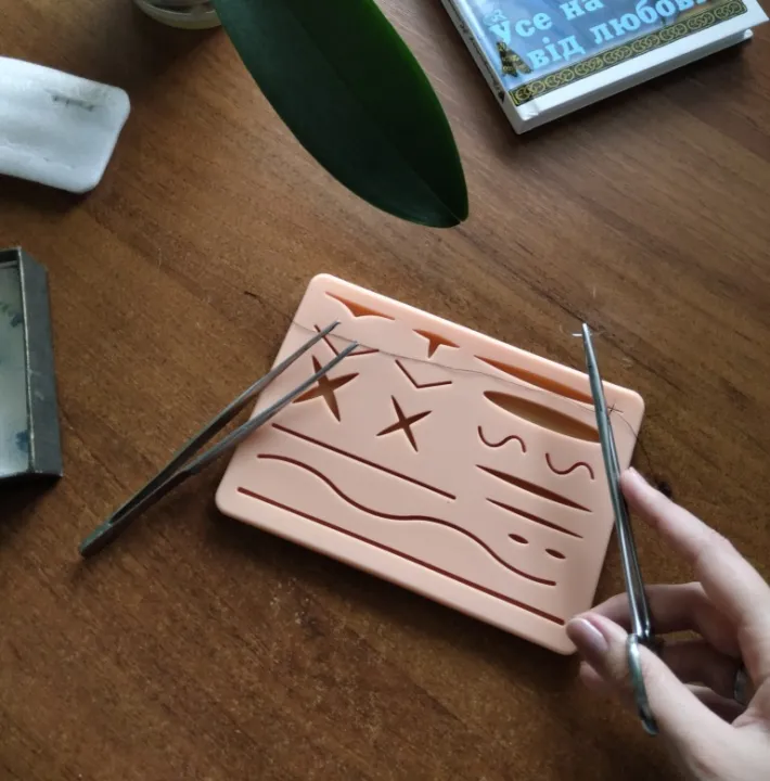 Reusable%20Surgical%20Medical%20Practice%20Traumatic%20Simulation%20Wounds%20Training%20Teaching%20Model%20Suture%20Kit%20Pad%20Silicone%20Fake%20Skin%20Suture%20-%20Image%205