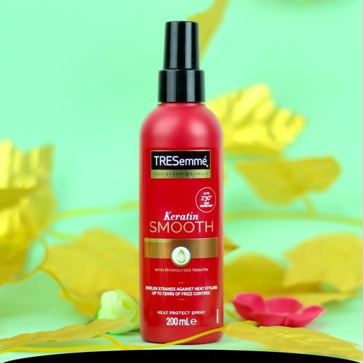 TRESemm%C3%A9%20Keratin%20Smooth%20Heat%20Protection%20Shine%20Spray%20-%20200ml%20-%20Image%203