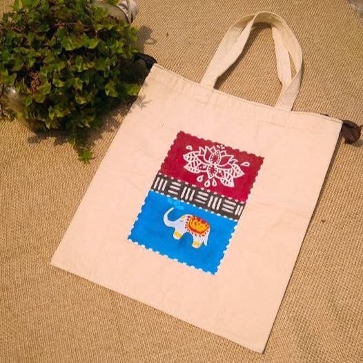Trendy%20Hand-Art%20Canvas%20Tote%20Bag%20For%20Girls%20with%20Zipper%20%7C%20Eco-Friendly%20%7C%20Perfect%20for%20Shopping,%20College%20or%20University,%20and%20Daily%20Use%20%F0%9F%8C%BF%20-%20Image%204