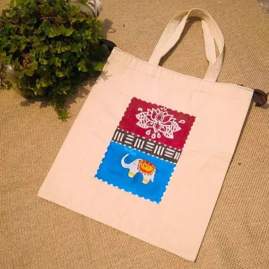 Trendy%20Hand-Art%20Canvas%20Tote%20Bag%20For%20Girls%20with%20Zipper%20%7C%20Eco-Friendly%20%7C%20Perfect%20for%20Shopping,%20College%20or%20University,%20and%20Daily%20Use%20%F0%9F%8C%BF%20-%20Image%204