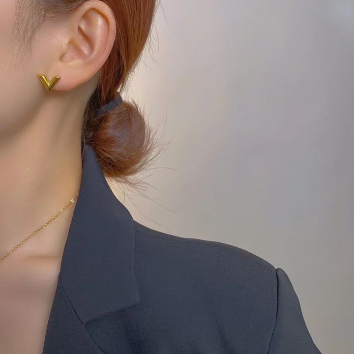 Do%20not%20fade%20V%20letter%20light%20luxury%20titanium%20steel%20glossy%20plane%20necklace%20women's%20simple%20personality%20pendant%20niche%20design%20clavicle%20chain%20-%20Image%202