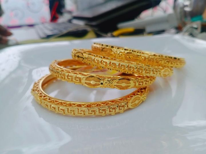 Golden%20Plated%20Bangles%20Or%20Curi%20for%20Womenn%204%20Pcs%20Set.%20Golden%20Hater%20Bala%20Party%20Bangles%20For%20Women%20&%20Girls%20gift.%20C:A60%20-%20Image%204