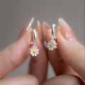 1Pair New Simple Cute Daisy Flower Pendant Stud Earrings For Women Girls Sweet Earrings Girl Wedding Party Jewelry Gift.