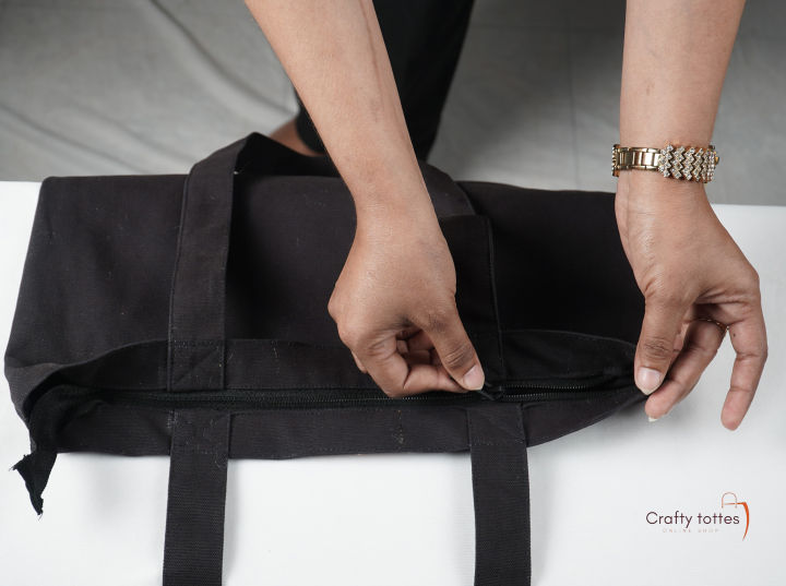 Crafty%20Tottes%20Leaf%20Hand%20Painted%20Trendy%20Fashionable%20Canvas%20Tote%20Bag%20with%20Zipper%20for%20Man%20and%20Women%20-%20Image%207