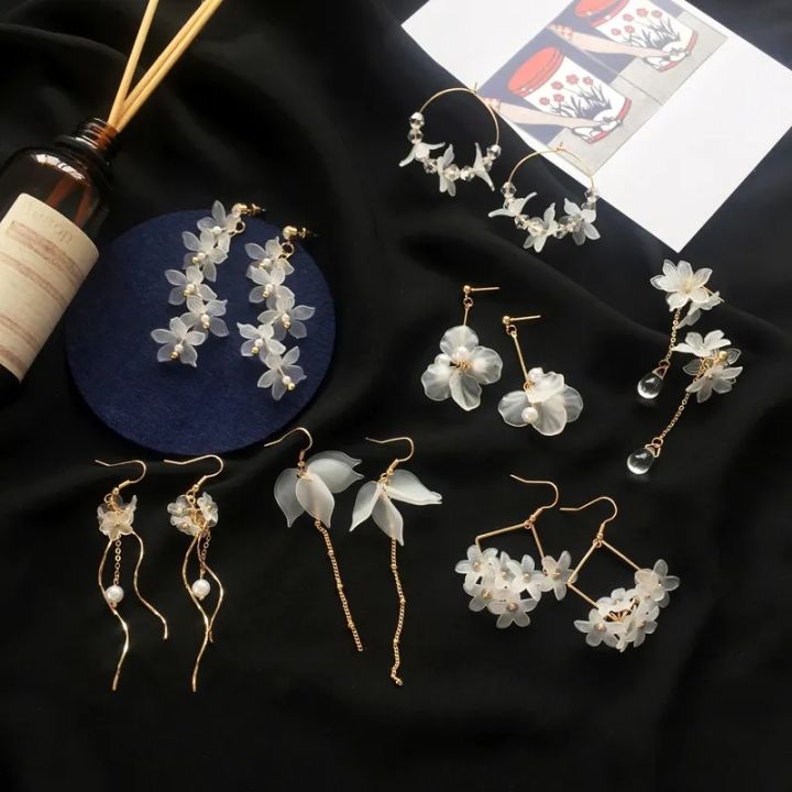 1 pair beautiful transparent most demanding earrings for women