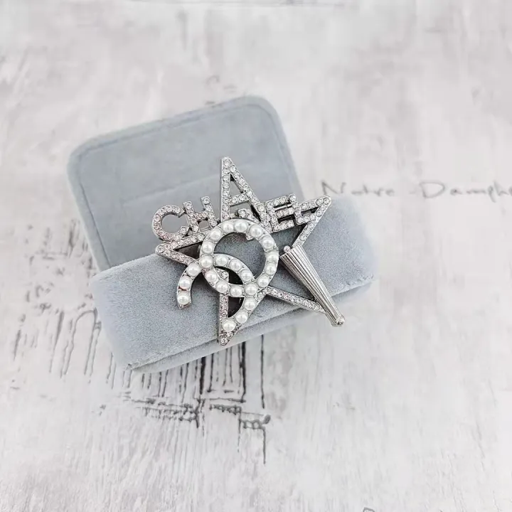 Premium%20five-pointed%20star%20double%20letter%20brooch,%20pearl%20rhinestone,%20umbrella%20pin,%20with%20small%20fragrance%20suit,%20dress,%20suit%20collar%20pin%20-%20Image%203