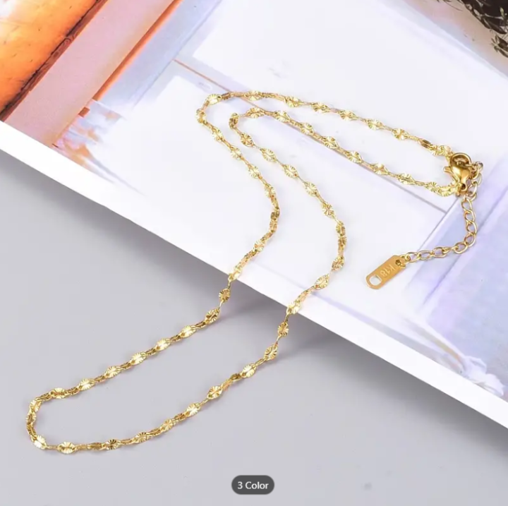 Simple%20Fashionable%20Chain%20Design%20For%20Women%20-%20Image%203
