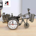 Non-ticking analog alarm clock, creative desk decoration accessory, fine workmanship and practical. 