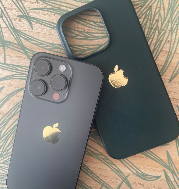 Apple%20Logo%20Sticker%20for%20Mobile,%20Phones%20(Compatible%20for%20All%20Android%20&%20iPhone)%20Vinyl%20Silver,%20Golden,%20White%20Combo%20-%20Image%204