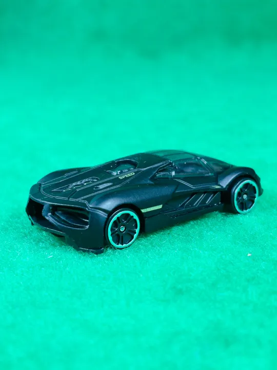 Hot%20Wheels%20Lamborghini%20Huracan%20Black%20Diecast%20Car%20Collector's%20Item%20-%20Image%203