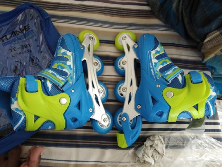 Roller%20Skate%20781%20-%20Black%20And%20White%20-%20Stylish%20And%20Comfortable%20Roller%20Skates%20For%20Recreational%20Skating%20-%20Image%203