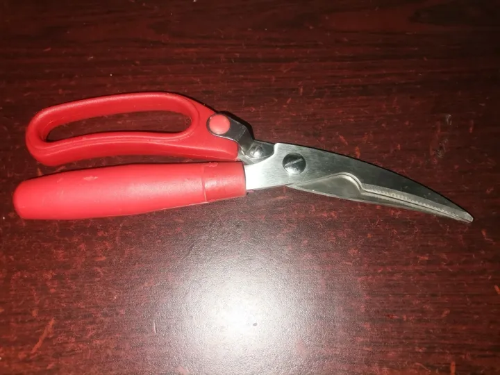 Multipurpose%20Kitchen%20Scissors%20for%20Cutting%20Fish/Chicken%20&%20Meat%20With%20Handle%20Lock%20Stainless%20Steel%20-%20Image%202