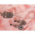 BLACK METAL PENDANT NECKLACE WITH EARRINGS|.