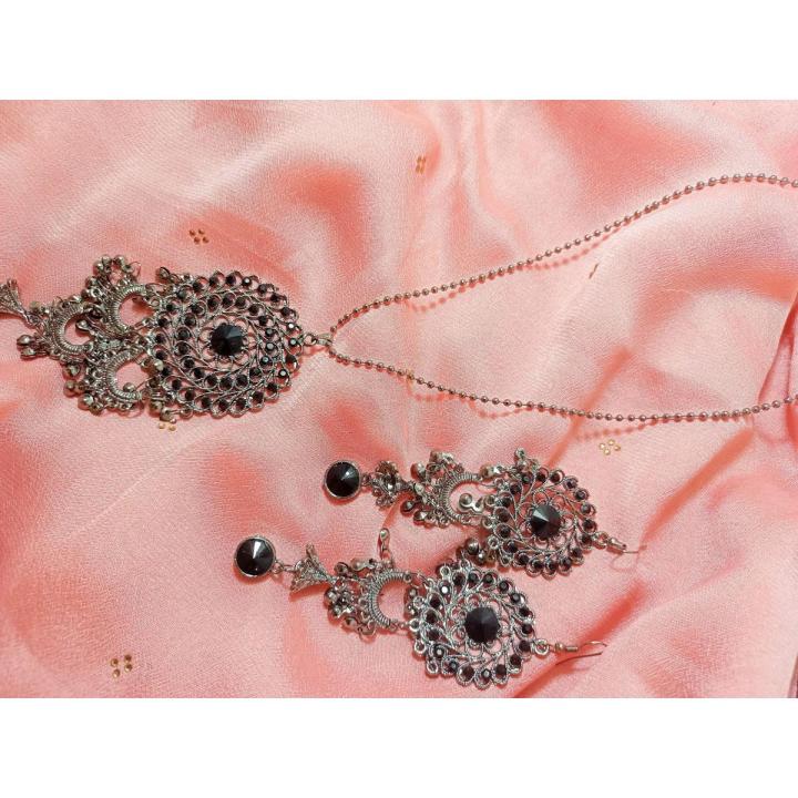 BLACK METAL PENDANT NECKLACE WITH EARRINGS|