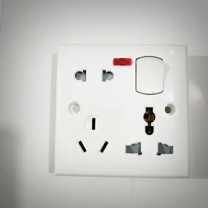 Circle%206%20Pin%20Socket%2013A%20With%20Switch%20-%20Image%205