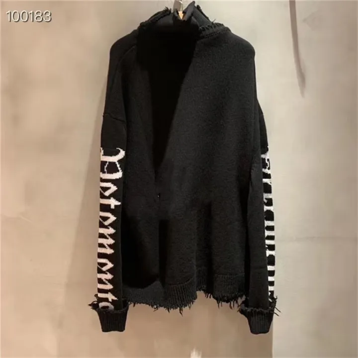 VETEMENTS%20Gothic%20Logo%20Hoodie%2020FW%20Men%20Women%20Sleeves%20Woven%20White%20Letter%20Mark%20Vetements%20Turtleneck%201:1%20VTM%20Sweatshirts-Type%206%20-%20Image%203