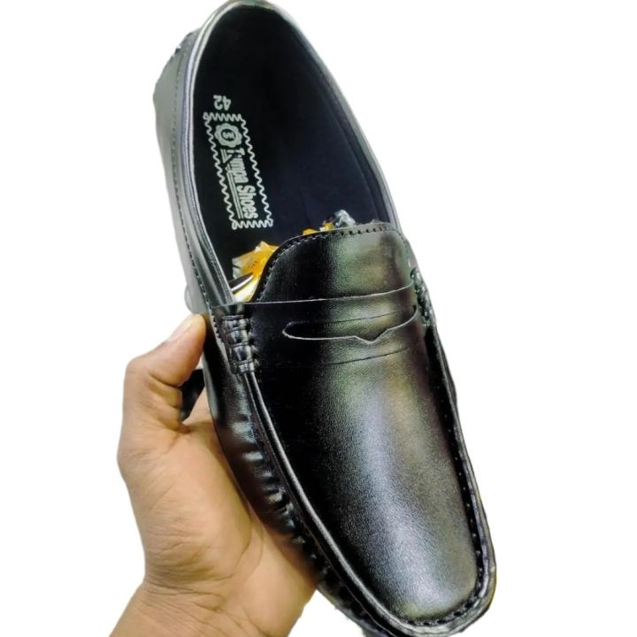 SHOES%20FOR%20BOYS%20FORMAL%20GLASSY%20LEATHER%20TRENDY%20WITH%20RUBBER%20SOOL.%20-%20Image%204