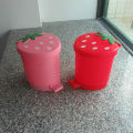Shaped Waste Bins for Desk Car Office Kitchen Garbage Basket Desktop Trash Can with Lid Cute Strawberry. 