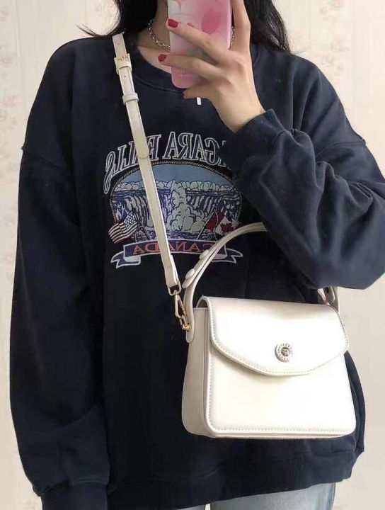 Red%20Fashion%20Retro%20Sense%20Handbag%20Small%20Square%20Bag%202023%20New%20Niche%20Premium%20Bag%20Female%20Bride%20One%20Shoulder%20Crossbody%20Bag%20-%20Image%204