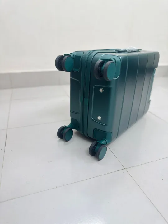 Elegant%20Forest%20Green%20Hard-Shell%20Spinner%20Suitcase%20-%20Lightweight%20ABS%20Carry-On%20Luggage%20with%20Ribbed%20Finish%20and%20Telescopic%20Handle%20-%20Image%207