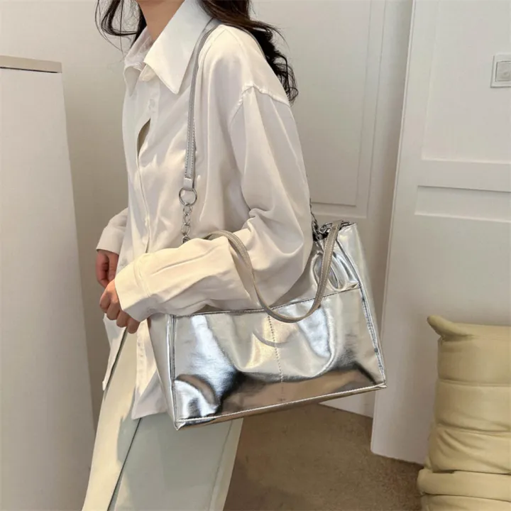 PU%20Leather%20Handbags%20Durable%20Chain%20Detail%20Casual%20Tote%20Bags%20Large-capacity%20Elegant%20Women's%20Bags%20for%20Daily%20Use%20Work%20Tote%20Stylish%20Women%20Trendy%20Accessory%20Travel-Friendly%20-%20Image%204