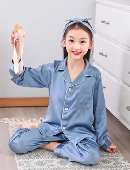 Nighttime%20Luxury:%20girls%20Pajama%20Set%20with%20Long%20Sleeves%20in%20Silk%20-%20Image%207