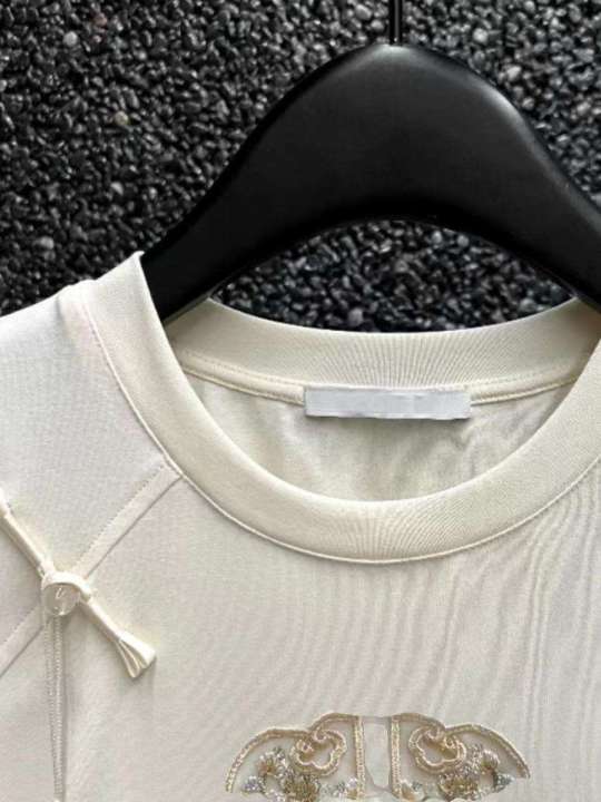 T%20New%20embroidered%20button%20up%20short%20sleeved%20T-shirt%20with%20Chinese%20style%20embroidery%20for%20spring/summer%202024,%20oversized%20and%20slightly%20plump%20design,%20high-end%20slim%20fit%20-%20Image%204