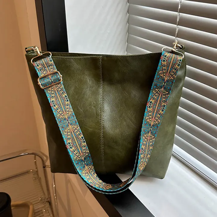 Fashionable%20and%20trendy%20wide%20strap%20PU%20shoulder%20sling%20bag%20high-capacity%20crossbody%20bag%20for%20women%20-%20Image%208