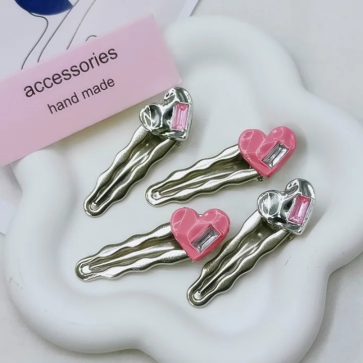 Y2K%20Exquisite%20Elegant%20Metal%20Wave%20Duckbill%20Hair%20Clips/%20Versatile%20Pink%20Heart%20Rhinestone%20Side%20Bangs%20Hair%20Ornament%20-%20Image%207