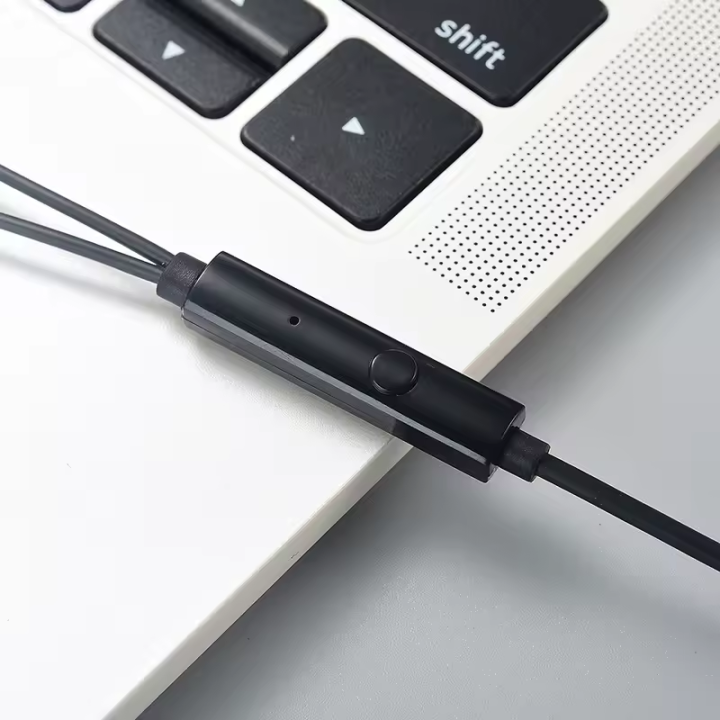 Motorola%203.5mm%20Wired%20Headphone%20-%20Image%203