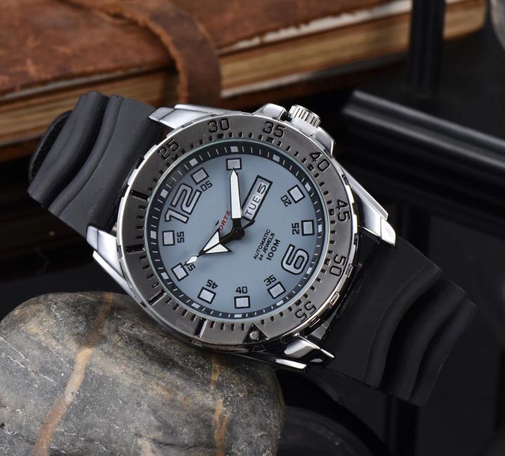 New%20Men's%20Steel%20Belt%20Belt%20Fashion%20Large%20Watch%20with%20Calendar%20Week%20High-End%20Quartz%20Watch%20-%20Image%204