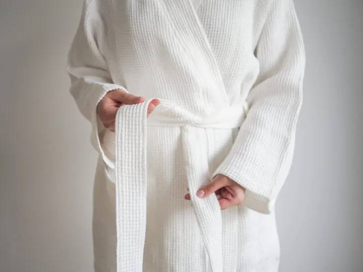 White%20Waffle%20Bathrobe%20%E2%80%93%20100%25%20Cotton%20%7C%20Unisex%20Soft%20&%20Lightweight%20Robe%20for%20Men%20&%20Women%20(Free%20Size,%20White)%20-%20Image%205