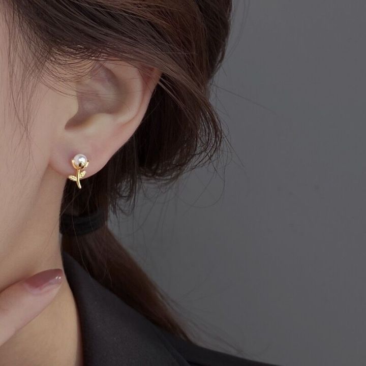 S925 sterling silver tulip stud earrings women's ins, sweet and gentle, light luxury, niche design, simple flowers, shell bead earrings