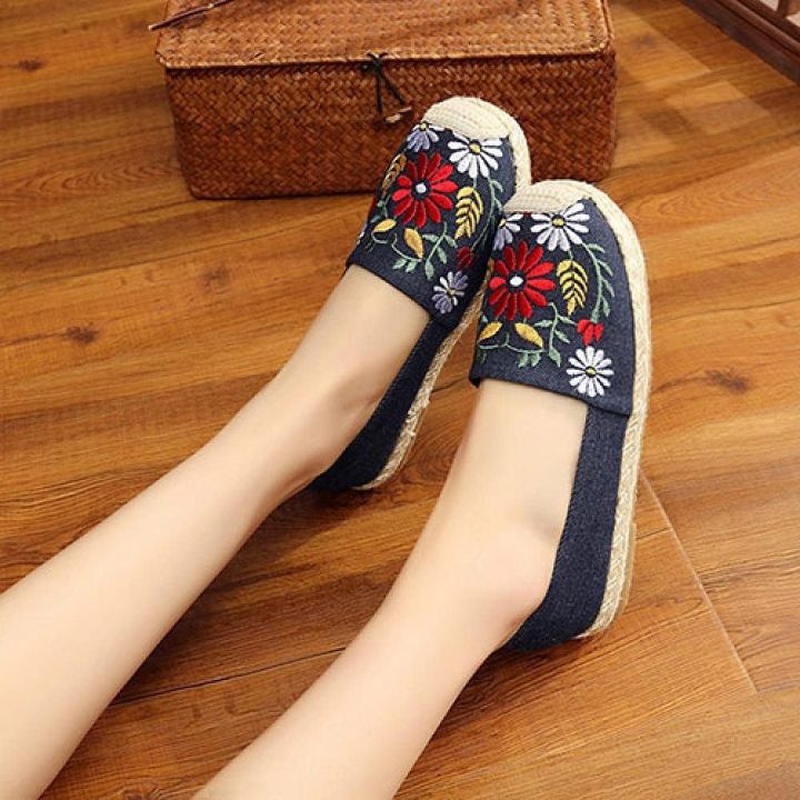 Breathable%20Canvas%20Shoes%20for%20Women%20-%20Image%203