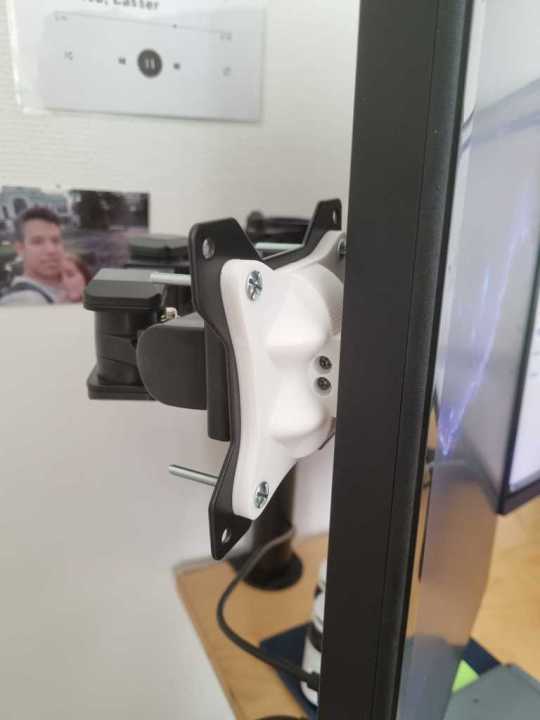 3D%20Printed%20Vesa%20Mount%20Adapter%20for%20Monitors/display%20-%20Image%202
