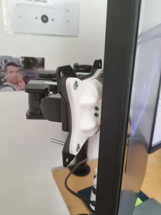 3D%20Printed%20Vesa%20Mount%20Adapter%20for%20Monitors/display%20-%20Image%202