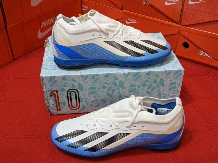 High-Neck%20Football%20Turf%20Shoe%20-%20Elevate%20Your%20Indoor%20Gaming%20Experience%20With%20This%20Customizable%20Niki%20Turf%20Shoe%20Designed%20Specifically%20For%20Football%20Enthusiasts%20-%20Image%202