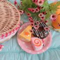 Individual Country Style Wicker Picnic Basket Hamper with Lid and Handle & Liners for Picnics, Parties and BBQs. 
