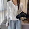 Hooded short sweatshirt women's long sleeve autumn 2022 new Korean version of the design sense niche thin fashion zipper top. 