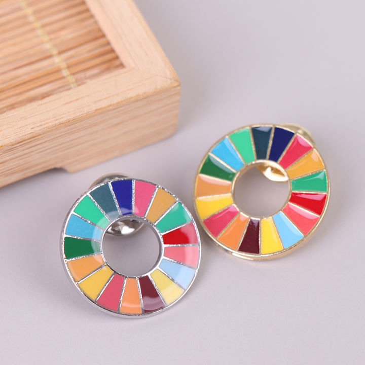 Enamal%2017%20Colors%20Sustainable%20Development%20Goals%20Brooch%20United%20Nations%20SDGs%20Pin%20-%20Image%203