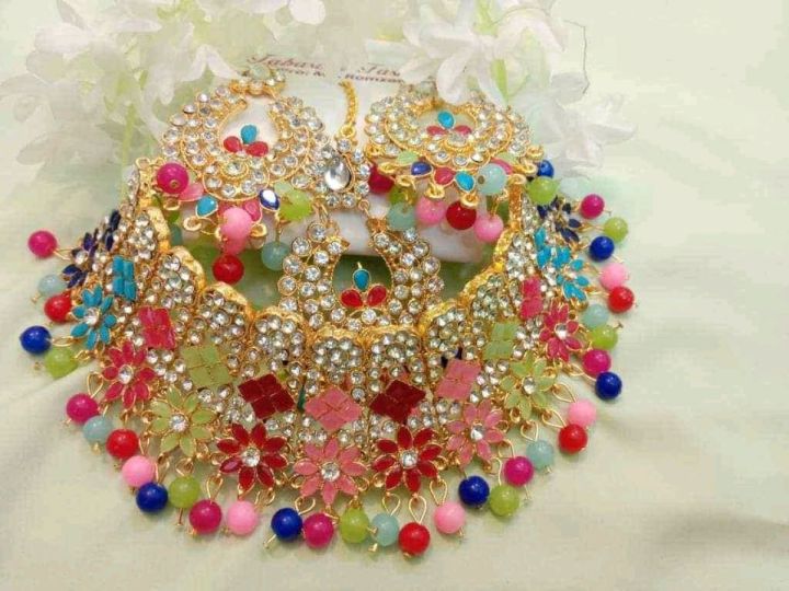 Indian%20Gold-Plated%20Wedding%20Necklace%20Set%20Thai%20Stone%20Choker%20with%20Earrings%20and%20Tikli%20-%20Image%208
