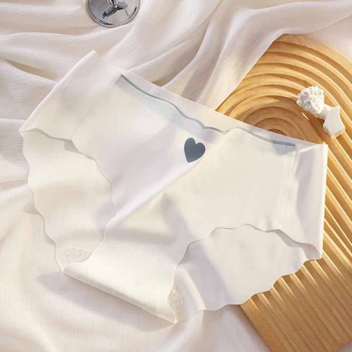 Ice%20Silk%20Underwear%20Girl%20Student%20Japanese%20Style%20Traceless%20Cute%20Mid-Waist%20Hip%20Lifting%20Summer%20Cool%20Antibacterial%20Underwear%20Heart%20Peach%20Underwear%20-%20Image%204