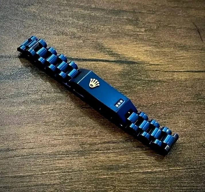 New%20Men's%20Stainless%20Steel%20Bracelet%20with%20Diamond%20Pattern%20and%20Logo%20Engraving%20-%20Image%204