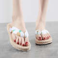 2022 Imitation Grass Woven Hemp soled Sandals Han Chao Wears Rubber Sole Herringbone Bottom Beach Flat Heel Clip Feet Women's Slippers.