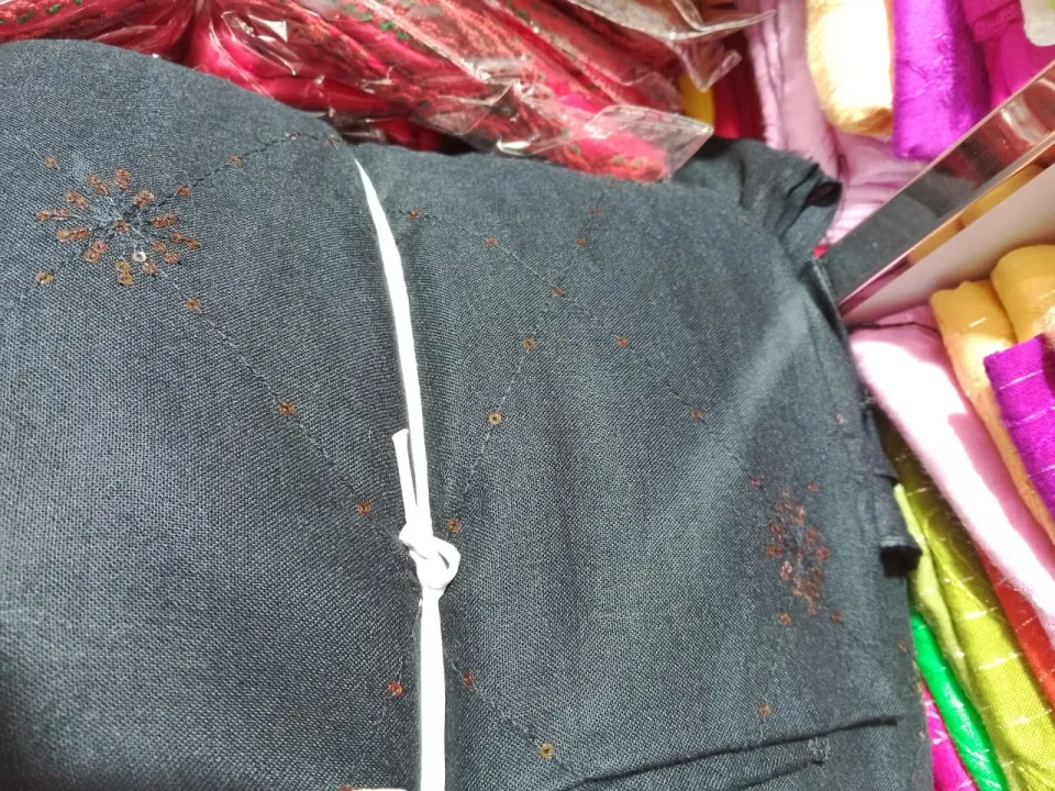 Voyaga etgan ayol yuziga siydi Semiz eshaklar ichida külot video