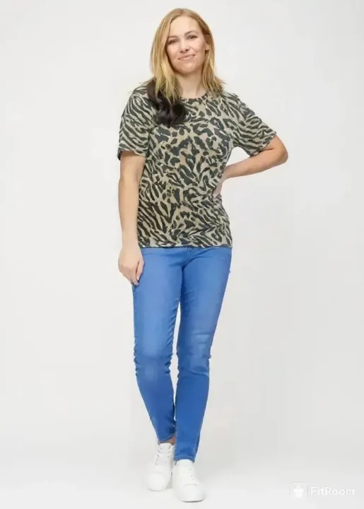 Denim%20High%20quality%20pant%20and%20t-shirt%20for%20girls%20stylish%20jeans%20and%20tops%20%7C%20Joggers%20pant%20and%20tops%20set%20for%20Woman%20-%20Image%205