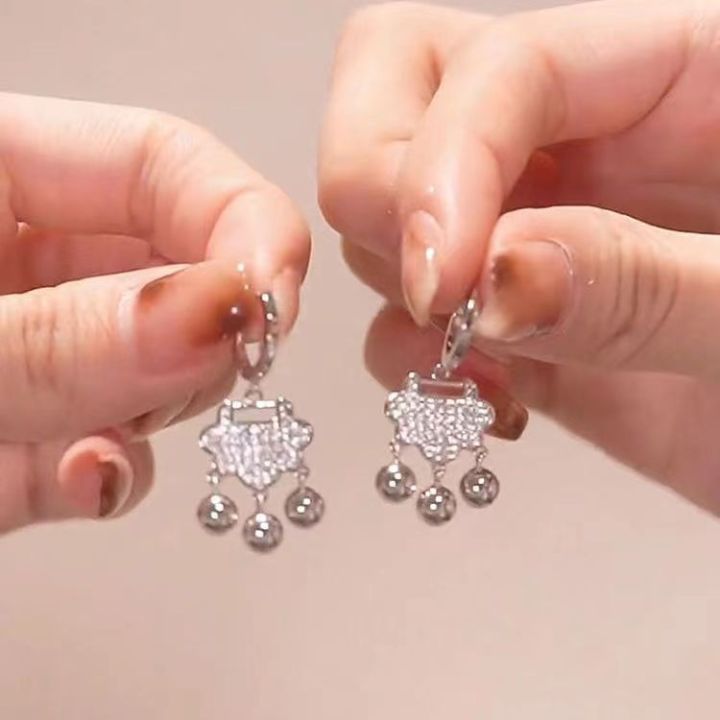 Douyin%20step%20by%20step,%20Chinese%20style,%20Ping%20An%20lock%20ear%20buckles,%20female%20tassels,%20bell%20earrings,%20temperament,%20light%20luxury%20earrings%20-%20Image%203