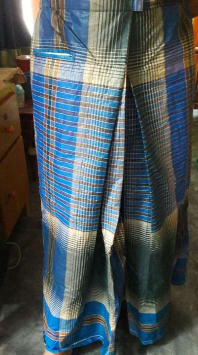 Pocket%20Lungi%20-%20SR%20Tarun%20Lungi%20-%20100%25%20cotton%20-%20Exclusive%20Design%20-%20Paka%20Rong%20-%20Selai%20Kora%20-%20Stitched%20-%20Lungi%20For%20Men%20-%205.5%20Hand%20Lungi%20-%20Image%205